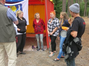KIPU- nuoret kertovat projektista KAMU- leirillä kansanedustaja Eero Heinäluomalle ja leiripäälikkönä toimineelle kansanedustaja Sirpa Paaterolle.