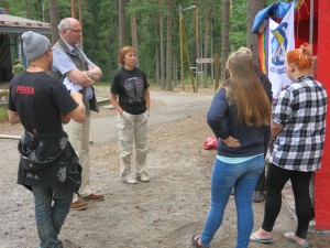 KIPU- nuoret kertovat projektista KAMU- leirillä kansanedustaja Eero Heinäluomalle ja leiripäälikkönä toimineelle kansanedustaja Sirpa Paaterolle.